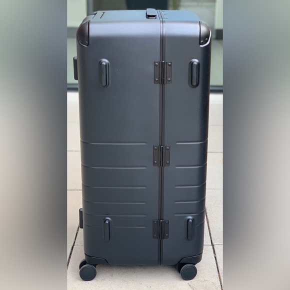 New Hybrid suitcase-trunk w/ telescopic handle, TSA locks & smooth wheels. - Picture 7 of 15